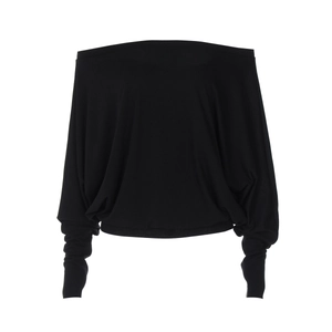 Détail du haut noir à épaules dénudées avec une texture en maille douce et fluide