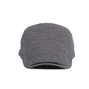 Gorra plana gris oscuro de algodón con detalles desgastados y costuras de rejilla