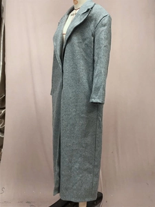 Détail du manteau long en laine grise avec revers classique et texture en tweed chic