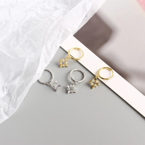 Détails des créoles en argent S925 avec pendentifs étoiles ajourés et oxydes de zirconium