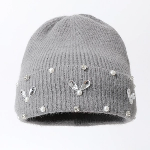 Berretto grigio in maglia con decorazioni di perle e strass a farfalla per inverno