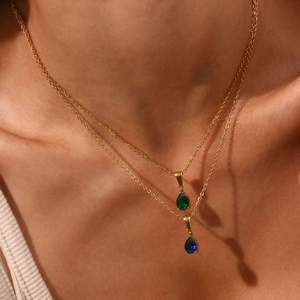 Collier double rang en acier doré avec pendentifs goutte en zircon vert et bleu élégants