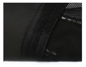 Vue détaillée du bandeau large et du tissu en maille respirant sur le béret noir
