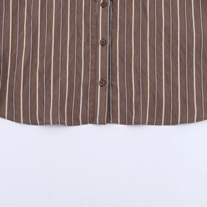 Detailaufnahme des braun gestreiften Hemdes mit klassischen Knöpfen und glattem Saum