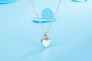 Détail du pendentif coeur cinéraire en argent avec incrustation de nacre blanche