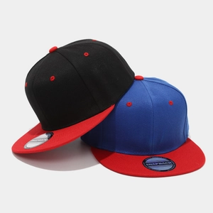 Cappellini snapback bicolore nero-rosso e blu-rosso stile hip hop con visiera piatta