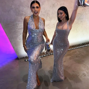 Dettagli di abiti da sera lunghi con paillettes argento, stili allacciati e spalline