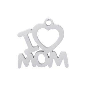 Détail macro du pendentif I Love Mom en acier titane argenté avec finition polie