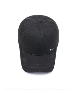 Vue de dessus de la casquette de baseball noire avec protège-oreilles et logo argenté