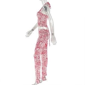 Détail de l'imprimé paisley rouge et blanc sur le haut dos nu et le pantalon ajusté