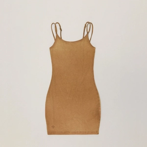 Détail d'une mini robe marron vintage délavée avec de fines bretelles ajustées