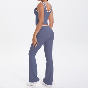 Détail du pantalon de yoga évasé taille haute et débardeur dos nageur bleu poudré