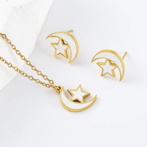 Detailansicht des goldenen Stern- und Mond-Schmucksets aus Edelstahl mit weißem Emaille
