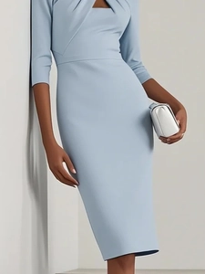 Detalle de vestido midi ajustado azul claro con elegante diseño de nudo sin hombros