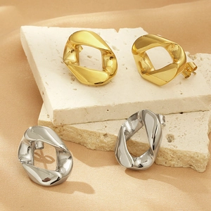 Orecchini a perno geometrici irregolari con placcatura in oro 18 carati e argento