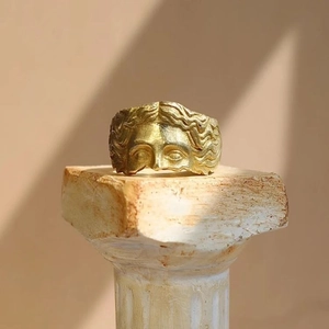 Vintage χρυσό δαχτυλίδι με πρόσωπο Αφροδίτης και ματ φινίρισμα σε κλασική βάση