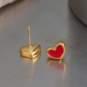 Boucles d'oreilles cœur dorées classiques avec émail rouge pour bijoux de tous les jours