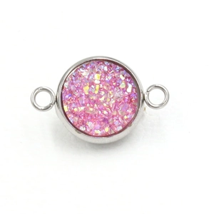 Detail van zilveren roestvrijstalen sieradenconnector met roze glitterkristal-inleg