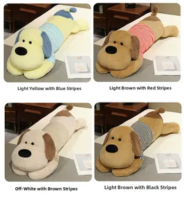 Vue détaillée des grands coussins chiens rayés en peluche douce en quatre couleurs variées
