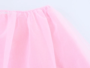 Nahaufnahme von rosa Tüllrock mit elastischem Bund zeigt feine Plissee-Textur und Stoff