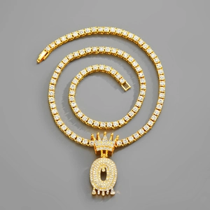 Dettaglio catena tennis hip-hop con ciondolo a corona lettera O placcato oro e strass