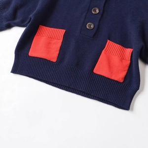 Damen Strickpullover mit kontrastierenden roten Taschen und Zierknöpfen