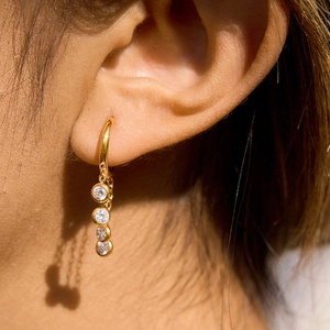 Orecchini a cerchio in acciaio inossidabile placcato oro 18K con nappe in zircone bianco