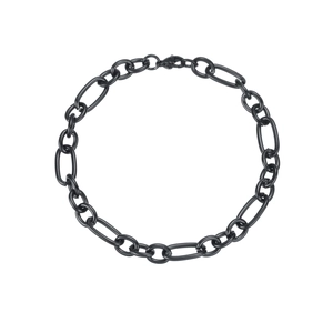 Dettaglio di un bracciale a catena Figaro nera con chiusura a moschettone su sfondo bianco