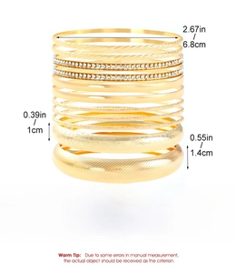 Détail du lot de quatre bracelets dorés en alliage avec strass et textures variées