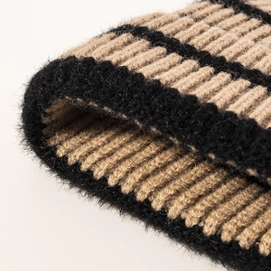 Berretto in maglia a righe kaki e nero con spessa trama a coste invernali