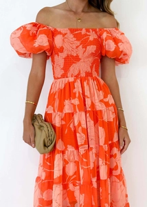 Détail d'une robe fleurie à épaules dénudées avec bustier froncé et manches bouffantes