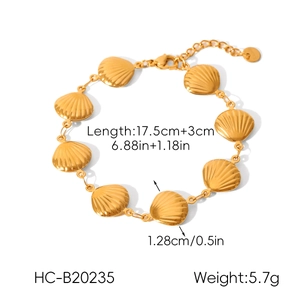 Détail du bracelet en coquillage doré 18 carats avec chaîne d'extension réglable