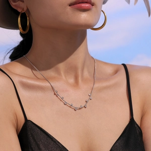 Élégant collier en acier inoxydable avec diamants ronds en zircon 5A sur chaîne argentée