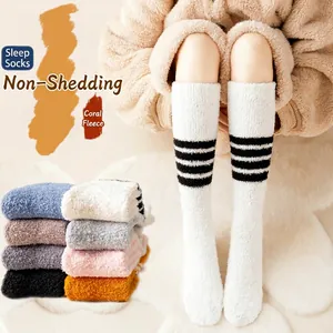 Damen Korallenfleece Gestreifte Kniestrümpfe Verdickte Warme Winter Schlafsocken Weiche Flauschige Boden Haussocken