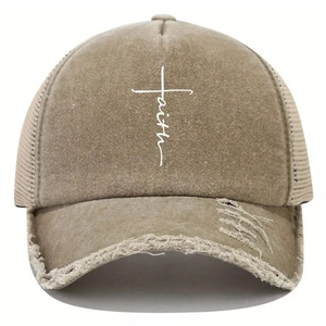 Dettaglio cappello trucker kaki con scritta faith e visiera effetto strappato