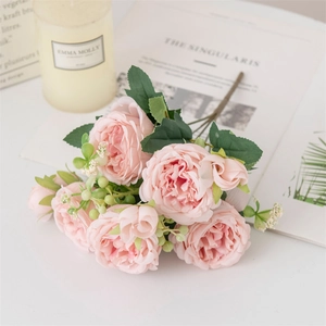 Bouquet de pivoines artificielles roses avec bourgeons et feuilles sur fond blanc