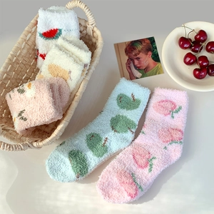 Détail de chaussettes d'hiver en polaire corail avec motifs de pêche et fruits mignons
