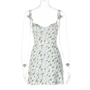Vista trasera del minivestido blanco floral en maniquí mostrando el corte de línea A