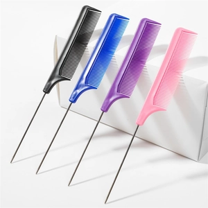 Set di quattro pettini a coda colorati con aghi in acciaio in nero, blu, viola e rosa