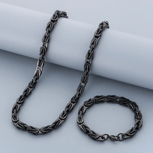 Dettaglio del set collana e bracciale bizantino in acciaio scuro vintage con goffratura