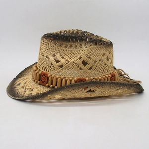 Vue détaillée d'un chapeau de paille tressé vintage avec perles décoratives