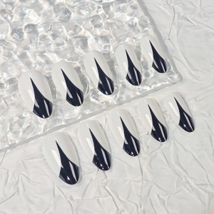 Unghie finte lunghe a mandorla con linee geometriche bianche e nere, set da 10 pezzi