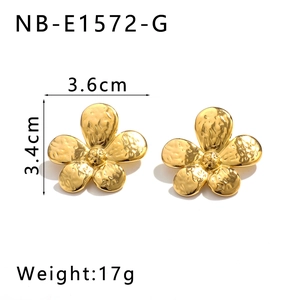Boucles d'oreilles fleur dorée martelée avec mesures de taille et de poids précises