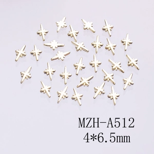 Gros plan de charmes étoiles dorées de 4x6,5mm pour le nail art et la décoration DIY