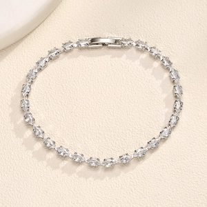 Elegantes Damenarmband in Silber mit Zirkonia-Besatz auf einem schlichten Metallband