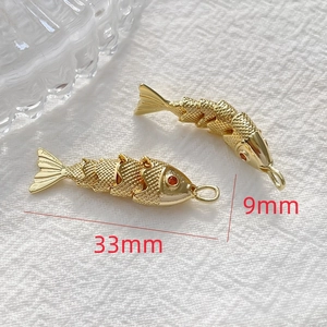 Detailansicht der 14k vergoldeten Koi-Fisch-Anhänger mit Maßen von 33mm x 9mm