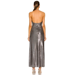 Robe longue dos nu à paillettes argentées élégante avec une finition métallique brillante