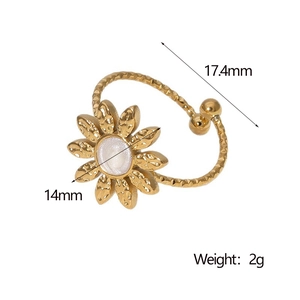 Dettaglio anello girasole oro con fiore da 14mm e misura regolabile da 17,4mm