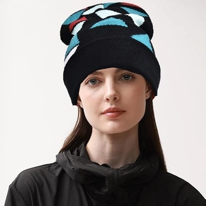Moderno berretto in maglia nero con motivi geometrici a triangolo blu e bianchi