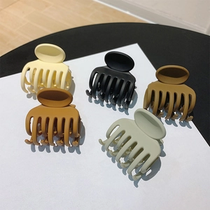 Set of five matte octopus hair claws in beige black brown caramel and light grey
